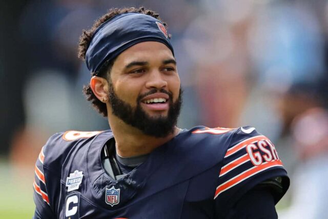 CHICAGO, ILLINOIS - 08 DE SETEMBRO: Caleb Williams nº 18 do Chicago Bears participa de aquecimentos antes de um jogo contra o Tennessee Titans no Soldier Field em 08 de setembro de 2024 em Chicago, Illinois. Os Bears derrotaram os Titãs por 24-17.