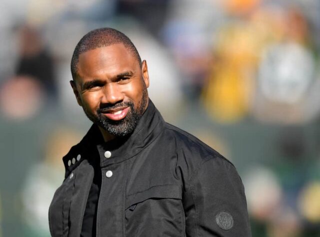 Charles Woodson observa antes do jogo entre Green Bay Packers e Oakland Raiders no Lambeau Field em 20 de outubro de 2019 em Green Bay, Wisconsin.