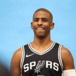 SAN ANTONIO, TX - 30 DE SETEMBRO: Chris Paul nº 3 do San Antonio Spurs posa para fotos no San Antonio Spurs Media Day no Victory Capital Performance Center em 30 de setembro de 2024 em San Antonio, Texas. NOTA AO USUÁRIO: O Usuário reconhece e concorda expressamente que, ao baixar e/ou usar esta fotografia, o Usuário está concordando com os termos e condições do Contrato de Licença da Getty Images.