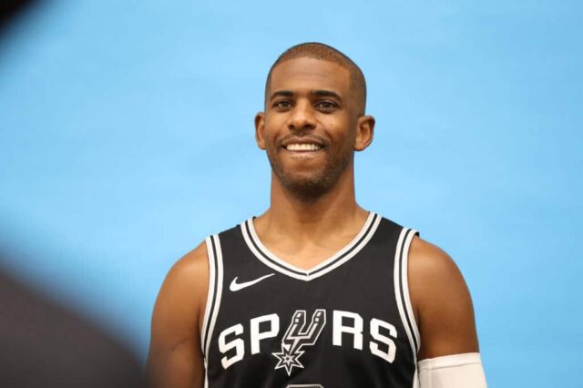 SAN ANTONIO, TX - 30 DE SETEMBRO: Chris Paul nº 3 do San Antonio Spurs posa para fotos no San Antonio Spurs Media Day no Victory Capital Performance Center em 30 de setembro de 2024 em San Antonio, Texas. NOTA AO USUÁRIO: O Usuário reconhece e concorda expressamente que, ao baixar e/ou usar esta fotografia, o Usuário está concordando com os termos e condições do Contrato de Licença da Getty Images. 