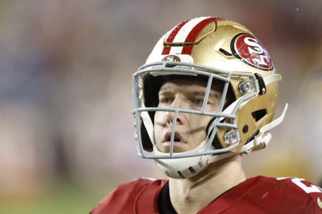 SANTA CLARA, CALIFÓRNIA - 20 DE JANEIRO: Christian McCaffrey nº 23 do San Francisco 49ers observa durante os Playoffs Divisionais da NFC contra o Green Bay Packers no Levi's Stadium em 20 de janeiro de 2024 em Santa Clara, Califórnia