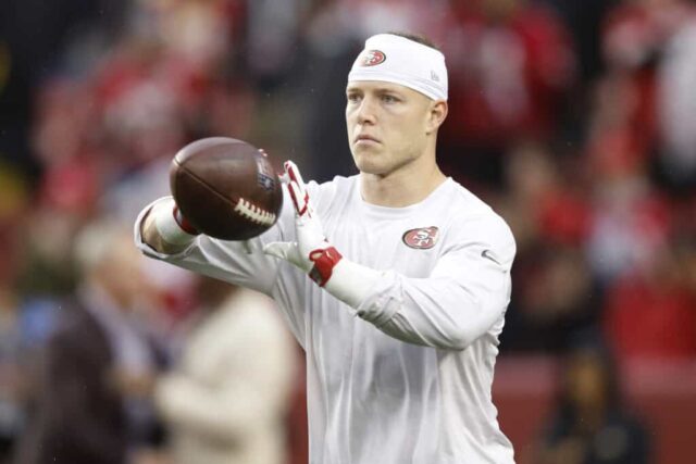 SANTA CLARA, CALIFÓRNIA - 20 DE JANEIRO: Christian McCaffrey # 23 do San Francisco 49ers se aquece antes dos playoffs divisionais da NFC contra o Green Bay Packers no Levi's Stadium em 20 de janeiro de 2024 em Santa Clara, Califórnia.