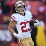 LANDOVER, MARYLAND - 31 DE DEZEMBRO: Christian McCaffrey # 23 do San Francisco 49ers se aquece antes de um jogo contra o Washington Commanders no FedExField em 31 de dezembro de 2023 em Landover, Maryland.