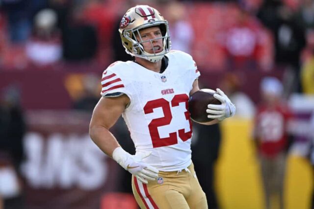 LANDOVER, MARYLAND - 31 DE DEZEMBRO: Christian McCaffrey # 23 do San Francisco 49ers se aquece antes de um jogo contra o Washington Commanders no FedExField em 31 de dezembro de 2023 em Landover, Maryland.