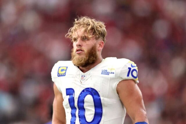 GLENDALE, ARIZONA - 15 DE SETEMBRO: Cooper Kupp # 10 do Los Angeles Rams observa antes de um jogo contra o Arizona Cardinals no State Farm Stadium em 15 de setembro de 2024 em Glendale, Arizona.