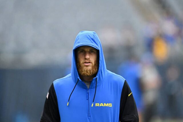 CHICAGO, ILLINOIS - 29 DE SETEMBRO: Cooper Kupp # 10 do Los Angeles Rams observa antes do jogo contra o Chicago Bears no Soldier Field em 29 de setembro de 2024 em Chicago, Illinois.