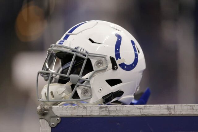 Um capacete do Indianapolis Colts fica em cima de um armário de equipamentos durante o jogo da NFL entre Miami Dolphins e Indianapolis Colts em 25 de novembro de 2018, no Lucas Oil Stadium em Indianápolis, IN.