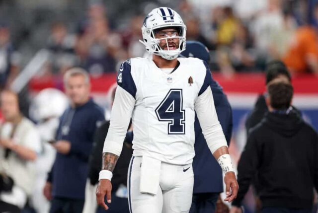 EAST RUTHERFORD, NOVA JERSEY - 26 DE SETEMBRO: Dak Prescott nº 4 do Dallas Cowboys se aquece antes do jogo contra o New York Giants no MetLife Stadium em 26 de setembro de 2024 em East Rutherford, Nova Jersey.