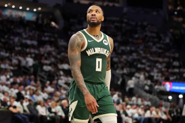 MILWAUKEE, WISCONSIN - 23 DE ABRIL: Damian Lillard # 0 do Milwaukee Bucks caminha para o banco durante a segunda metade do segundo jogo dos Playoffs da Primeira Rodada da Conferência Leste contra o Indiana Pacers no Fiserv Forum em 23 de abril de 2024 em Milwaukee, Wisconsin. NOTA AO USUÁRIO: O Usuário reconhece e concorda expressamente que, ao baixar e/ou usar esta fotografia, o Usuário está concordando com os termos e condições do Contrato de Licença da Getty Images.