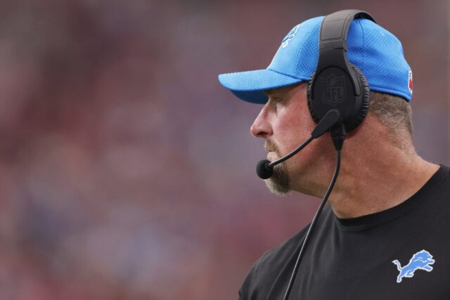 GLENDALE, ARIZONA - 22 DE SETEMBRO: Técnico Dan Campbell do Detroit Lions durante o jogo da NFL no State Farm Stadium em 22 de setembro de 2024 em Glendale, Arizona. Os Leões derrotaram os Cardinals por 20-13. 