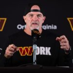 ASHBURN, VA - 25 DE JULHO: O técnico Dan Quinn do Washington Commanders fala à mídia durante o campo de treinamento no Centro de Treinamento OrthoVirginia no Commanders Park em 25 de julho de 2024 em Ashburn, Virgínia.