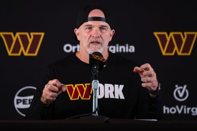 ASHBURN, VA - 25 DE JULHO: O técnico Dan Quinn do Washington Commanders fala à mídia durante o campo de treinamento no Centro de Treinamento OrthoVirginia no Commanders Park em 25 de julho de 2024 em Ashburn, Virgínia.