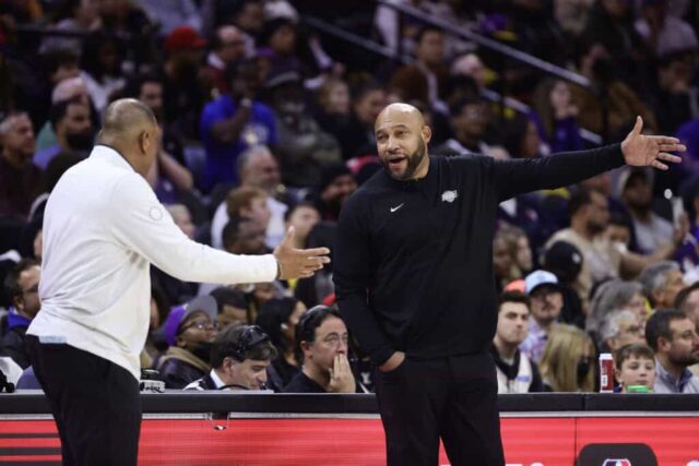 FILADÉLFIA, PENSILVÂNIA - 09 DE DEZEMBRO: O técnico Doc Rivers do Philadelphia 76ers e o técnico Darvin Ham do Los Angeles Lakers falam durante o quarto período no Wells Fargo Center em 09 de dezembro de 2022 na Filadélfia, Pensilvânia. NOTA AO USUÁRIO: O Usuário reconhece e concorda expressamente que, ao baixar e/ou usar esta fotografia, o Usuário está concordando com os termos e condições do Contrato de Licença da Getty Images. 