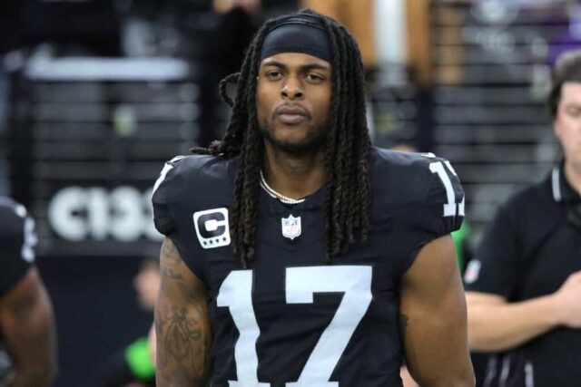 LAS VEGAS, NEVADA - 10 DE DEZEMBRO: Davante Adams do Las Vegas Raiders observa antes do jogo contra o Minnesota Vikings no Allegiant Stadium em 10 de dezembro de 2023 em Las Vegas, Nevada.