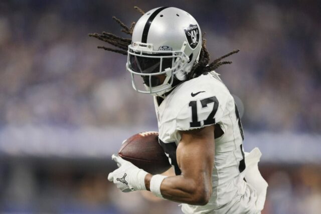 INDIANÁPOLIS, INDIAN - 31 DE DEZEMBRO: Davante Adams nº 17 do Las Vegas Raiders recebe um passe durante o terceiro quarto contra o Indianapolis Colts no Lucas Oil Stadium em 31 de dezembro de 2023 em Indianápolis, Indiana