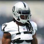 INGLEWOOD, CALIFÓRNIA - 08 DE SETEMBRO: Davante Adams # 17 do Las Vegas Raiders se aquece antes do jogo de abertura da temporada contra o Los Angeles Chargers no SoFi Stadium em 08 de setembro de 2024 em Inglewood, Califórnia.