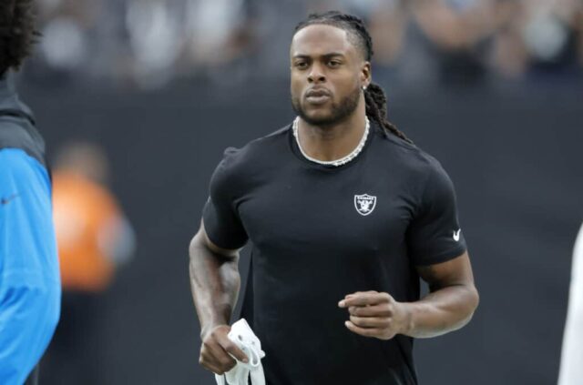 LAS VEGAS, NEVADA - 22 DE SETEMBRO: Davante Adams # 17 do Las Vegas Raiders se aquece antes de um jogo entre o Las Vegas Raiders e o Carolina Panthers no Allegiant Stadium em 22 de setembro de 2024 em Las Vegas, Nevada.