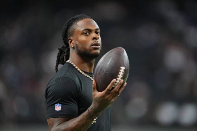 LAS VEGAS, NEVADA - 17 DE AGOSTO: O wide receiver Davante Adams # 17 do Las Vegas Raiders observa antes de um jogo de pré-temporada contra o Dallas Cowboys no Allegiant Stadium em 17 de agosto de 2024 em Las Vegas, Nevada.