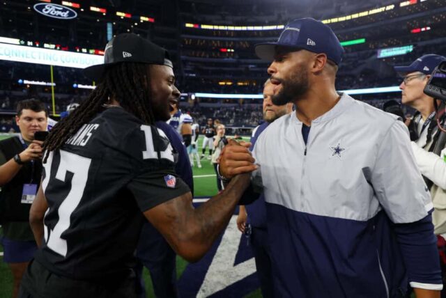 ARLINGTON, TEXAS - 26 DE AGOSTO: Davante Adams nº 17 do Las Vegas Raiders aperta a mão de Dak Prescott nº 4 do Dallas Cowboys após um jogo de pré-temporada no AT&T Stadium em 26 de agosto de 2023 em Arlington, Texas.