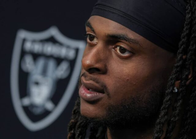 O wide receiver Davante Adams nº 17 do Las Vegas Raiders fala em uma entrevista coletiva após o primeiro treino do campo de treinamento da equipe na sede do Las Vegas Raiders/Intermountain Healthcare Performance Center em 26 de julho de 2023 em Henderson, Nevada.