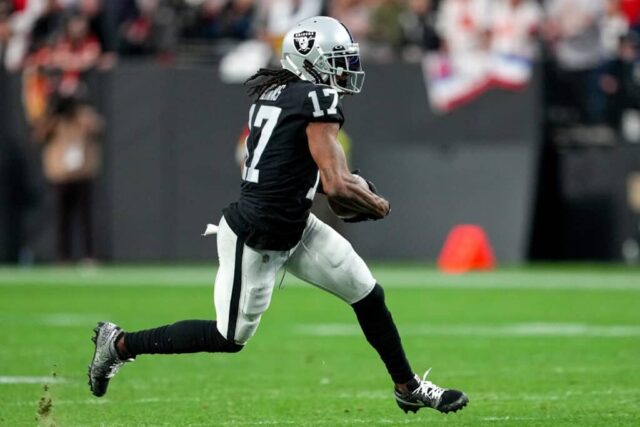 Davante Adams #17 do Las Vegas Raiders carrega a bola contra o Kansas City Chiefs durante a primeira metade do jogo no Allegiant Stadium em 7 de janeiro de 2023 em Las Vegas, Nevada.