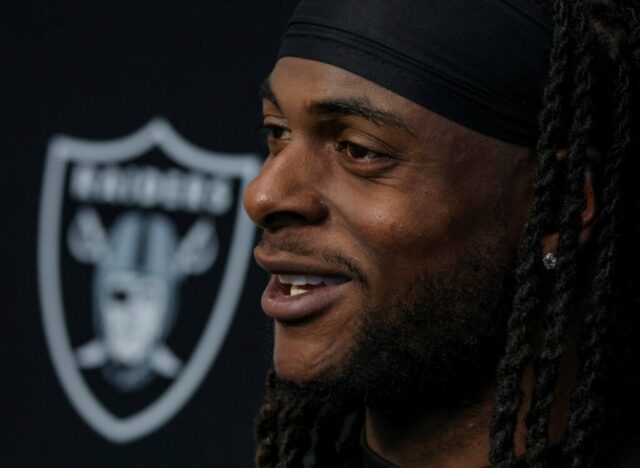 O wide receiver Davante Adams nº 17 do Las Vegas Raiders fala em uma entrevista coletiva após o primeiro treino do campo de treinamento da equipe na sede do Las Vegas Raiders/Intermountain Healthcare Performance Center em 26 de julho de 2023 em Henderson, Nevada.