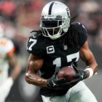 Davante Adams #17 do Las Vegas Raiders carrega a bola contra o Kansas City Chiefs durante a primeira metade do jogo no Allegiant Stadium em 7 de janeiro de 2023 em Las Vegas, Nevada.