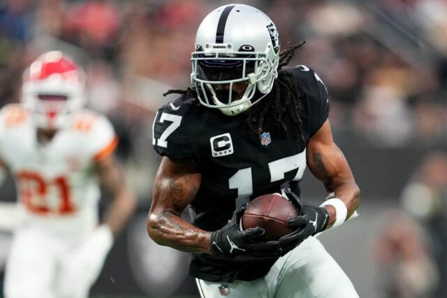 Davante Adams #17 do Las Vegas Raiders carrega a bola contra o Kansas City Chiefs durante a primeira metade do jogo no Allegiant Stadium em 7 de janeiro de 2023 em Las Vegas, Nevada.