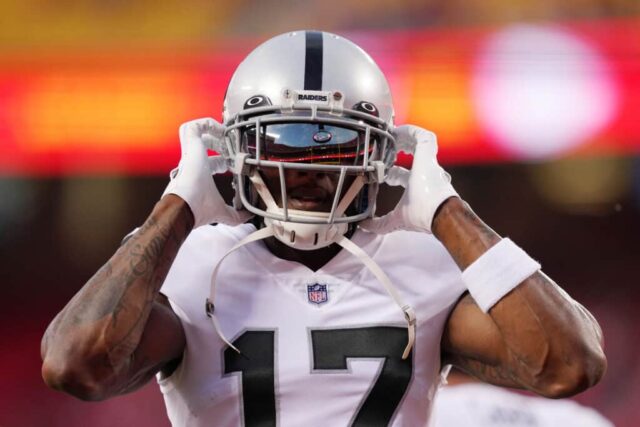 Davante Adams nº 17 do Las Vegas Raiders se aquece antes do jogo contra o Kansas City Chiefs no Arrowhead Stadium em 10 de outubro de 2022 em Kansas City, Missouri.