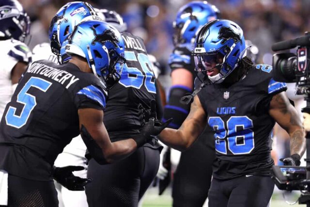 DETROIT, MICHIGAN - 30 DE SETEMBRO: Jahmyr Gibbs nº 26 do Detroit Lions comemora com David Montgomery nº 5 depois de marcar um touchdown contra o Seattle Seahawks durante o segundo quarto no Ford Field em 30 de setembro de 2024 em Detroit, Michigan.