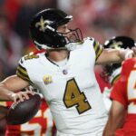 KANSAS CITY, MISSOURI - OUTUBRO 07: Derek Carr nº 4 do New Orleans Saints parece passar durante o primeiro quarto contra o Kansas City Chiefs no GEHA Field no Arrowhead Stadium em 07 de outubro de 2024 em Kansas City, Missouri.