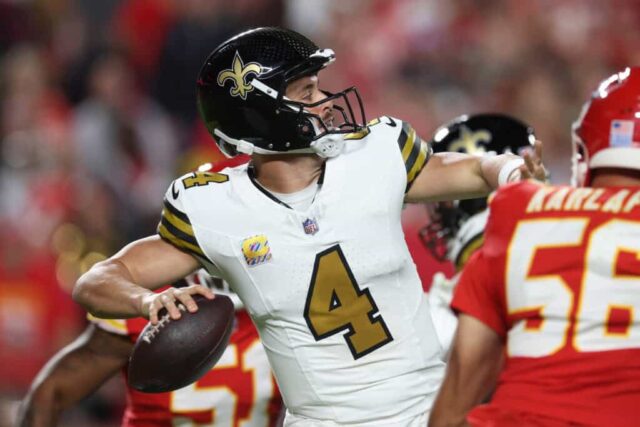 KANSAS CITY, MISSOURI - OUTUBRO 07: Derek Carr nº 4 do New Orleans Saints parece passar durante o primeiro quarto contra o Kansas City Chiefs no GEHA Field no Arrowhead Stadium em 07 de outubro de 2024 em Kansas City, Missouri.