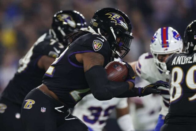 BALTIMORE, MARYLAND - 29 DE SETEMBRO: Derrick Henry # 22 do Baltimore Ravens corre a bola para um touchdown durante o primeiro quarto contra o Buffalo Bills no M&T Bank Stadium em 29 de setembro de 2024 em Baltimore, Maryland.