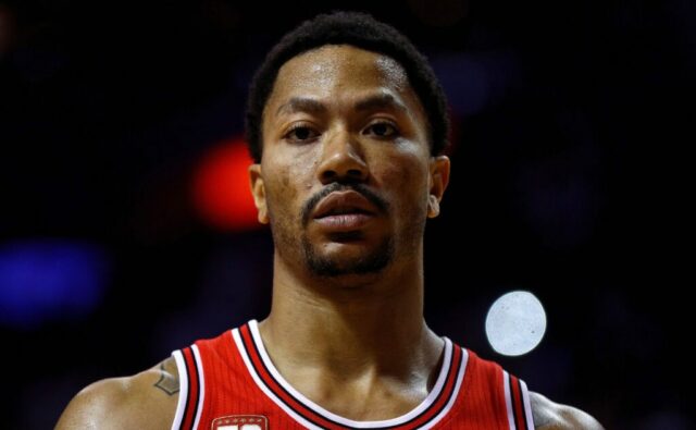 MIAMI, FLÓRIDA - 07 DE ABRIL: Derrick Rose nº 1 do Chicago Bulls observa durante um jogo contra o Miami Heat na American Airlines Arena em 7 de abril de 2016 em Miami, Flórida. NOTA AO USUÁRIO: O Usuário reconhece e concorda expressamente que, ao baixar e/ou usar esta fotografia, o Usuário está concordando com os termos e condições do Contrato de Licença da Getty Images. 