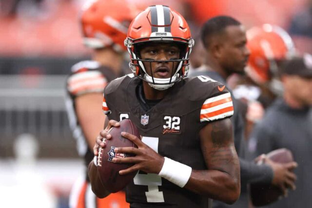 CLEVELAND, OHIO - 10 DE SETEMBRO: Deshaun Watson nº 4 do Cleveland Browns se aquece antes do jogo contra o Cincinnati Bengals no Cleveland Browns Stadium em 10 de setembro de 2023 em Cleveland, Ohio.