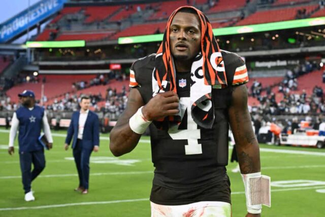 CLEVELAND, OHIO - 08 DE SETEMBRO: Deshaun Watson nº 4 do Cleveland Browns observa após o jogo contra o Dallas Cowboys no Cleveland Browns Stadium em 08 de setembro de 2024 em Cleveland, Ohio. Os Cowboys derrotaram os Browns por 33-17.