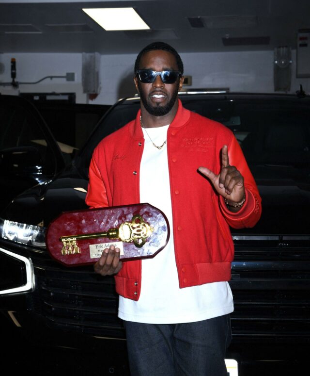 Diddy Combs com sua chave de Nova York