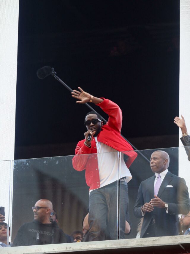 O prefeito Eric Adams entrega a chave da cidade de Nova York a Sean Diddy Combs no VIP Space na Times Square, em Nova York.