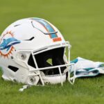 Detalhe de um capacete do Miami Dolphins antes do jogo da pré-temporada contra o Atlanta Falcons no Hard Rock Stadium em 21 de agosto de 2021 em Miami Gardens, Flórida.