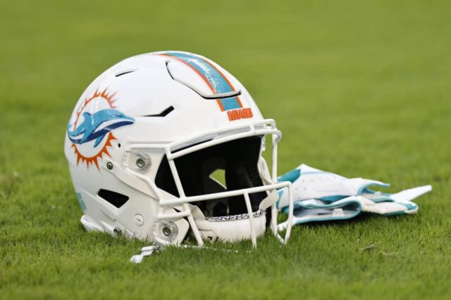 Detalhe de um capacete do Miami Dolphins antes do jogo da pré-temporada contra o Atlanta Falcons no Hard Rock Stadium em 21 de agosto de 2021 em Miami Gardens, Flórida.