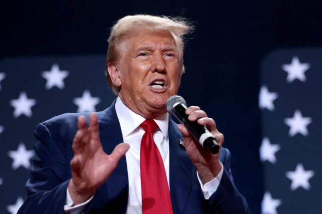 FAYETTEVILLE, CAROLINA DO NORTE - OUTUBRO 04: O candidato presidencial republicano, o ex-presidente dos EUA Donald Trump, participa de uma prefeitura na Crown Center Arena em 4 de outubro de 2024 em Fayetteville, Carolina do Norte. Faltam menos de 5 semanas para as eleições presidenciais dos EUA.