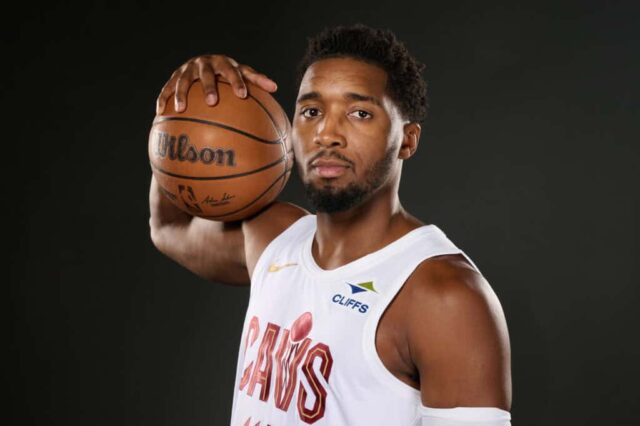 CLEVELAND, OHIO - 30 DE SETEMBRO: Donovan Mitchell nº 45 do Cleveland Cavaliers posa para uma foto durante o media day no Rocket Mortgage Fieldhouse em 30 de setembro de 2024 em Cleveland, Ohio. NOTA AO USUÁRIO: O Usuário reconhece e concorda expressamente que, ao baixar e/ou usar esta fotografia, o Usuário está concordando com os termos e condições do Contrato de Licença da Getty Images.