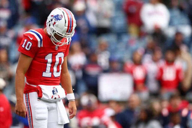 FOXBOROUGH, MASSACHUSETTS - 13 DE OUTUBRO: Drake Maye # 10 do New England Patriots observa durante o jogo contra o Houston Texans no Gillette Stadium em 13 de outubro de 2024 em Foxborough, Massachusetts. 