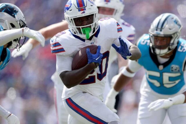 ORCHARD PARK, NOVA IORQUE - 24 DE AGOSTO: Frank Gore Jr. # 20 do Buffalo Bills corre a bola durante o terceiro quarto de um jogo de pré-temporada contra o Carolina Panthers no Highmark Stadium em 24 de agosto de 2024 em Orchard Park, Nova York.