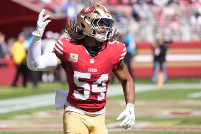 SANTA CLARA, CALIFÓRNIA - 29 DE SETEMBRO: Fred Warner nº 54 do San Francisco 49ers reage no primeiro quarto contra o New England Patriots no Levi's Stadium em 29 de setembro de 2024 em Santa Clara, Califórnia. 