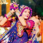 Visitantes estrangeiros abraçam o fervor do Navratri e participam da dança Garba