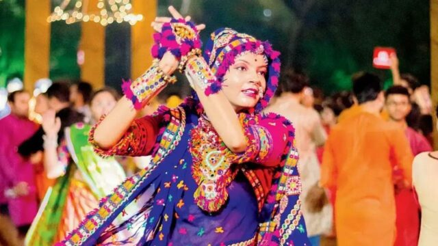 Visitantes estrangeiros abraçam o fervor do Navratri e participam da dança Garba