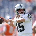 DENVER, COLORADO - 06 DE OUTUBRO: Gardner Minshew nº 15 do Las Vegas Raiders se aquece antes do jogo contra o Denver Broncos no Empower Field At Mile High em 06 de outubro de 2024 em