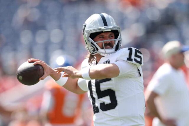 DENVER, COLORADO - 06 DE OUTUBRO: Gardner Minshew nº 15 do Las Vegas Raiders se aquece antes do jogo contra o Denver Broncos no Empower Field At Mile High em 06 de outubro de 2024 em 