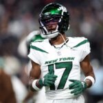 LAS VEGAS, NEVADA - 12 DE NOVEMBRO: Garrett Wilson # 17 do New York Jets observa antes de um jogo contra o Las Vegas Raiders no Allegiant Stadium em 12 de novembro de 2023 em Las Vegas, Nevada.